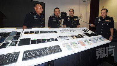 玛兹兰（右）与建功警官向媒体展示所起获的物品。（摄影：徐慧美）
