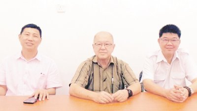 吴良山（左起）、沈同钦及陈仲祥针对集中养猪区计划作出评论，并促行动党向人民交代。