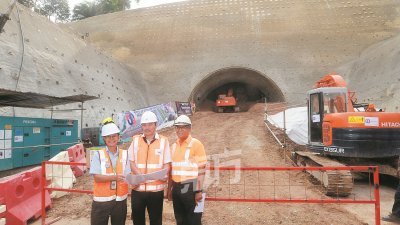 宁家来（左起）、阿米鲁丁和峇兰西华林甘，带领媒体巡视第二捷运隧道的工程进展。（摄影：陈启新）