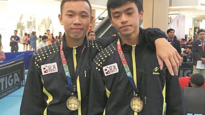 由黄祺燊（左）与林以恒组成的大马组合，在15岁以下男双赛摘下金牌。同时，黄祺燊还在男单赛拿到银牌。