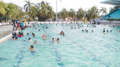 班达马兰公共游泳池自重开后，每逢周末及假日皆吸引众多人潮使用。