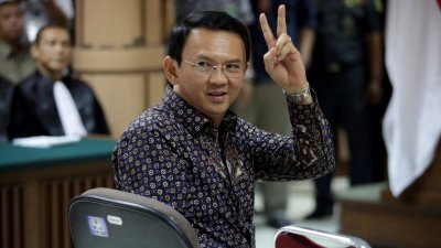印尼前雅加达华裔省长锺万学，两年前因亵渎宗教案遭判入狱，而目前他选择不申请假释出狱。这是他前年12月在雅加达北部地区法院，举起胜利的手势。