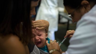 这是去年3月一名巴西男童，在东南部里约热内卢州的卡西米鲁-迪阿布雷乌一家野战医院，接受黄热病疫苗注射的照片。