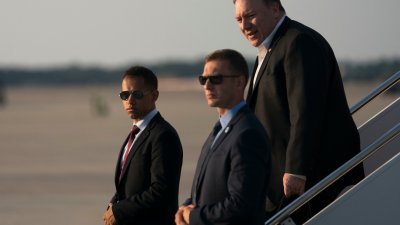 美国国务卿蓬佩奥（右）结束对朝鲜、日本、越南、阿富汗、阿联酋和比利时的访问后返国，周五飞抵马里兰州的空军基地。