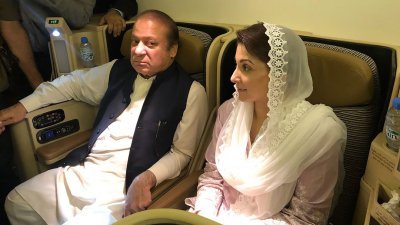 巴基斯坦前总理谢里夫和女儿玛丽亚姆，周五从英国返回巴基斯坦。飞机抵达拉合尔国际机场后，谢里夫父女神情淡若地坐在飞机包厢内。
