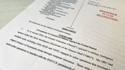 这是一份美国大陪审团，对12名俄国情报人员涉嫌干预美国大选的起诉书副本。起诉书由特别检察官米勒起草。