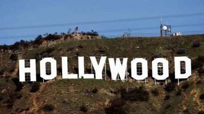 矗立在俯瞰洛杉矶山坡的“好莱坞”大字。