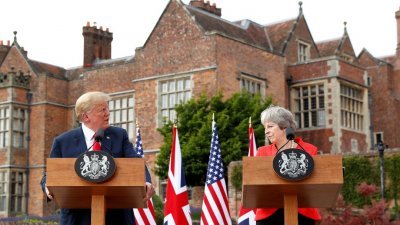 特朗普周五和特丽莎梅，周五在英国首相乡村官邸契克斯别墅举行会谈，会后两人举行联合记者会。