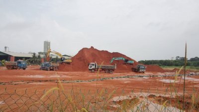 罗里载送铝土矿到米那务固堆放。