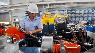 中国河北省张家口市的工厂，一名员工在操作机械。