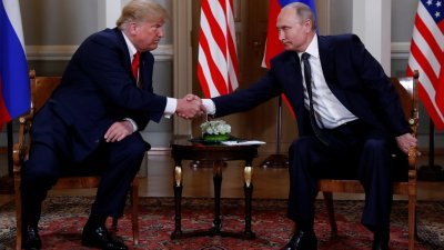 美俄峰会周一在芬兰首都赫尔辛基举行，这是美国总统特朗普（左）与俄罗斯总统普京，在见面时握手。