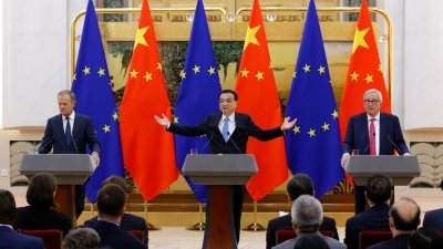 中国总理李克强（中）、欧洲理事会主席图斯克（左）和欧盟委员会主席容克，周一在北京人民大会堂，举行中国欧盟领导人会晤。他们在会后召开联合记者会。