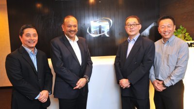 黎德坚（左起）、荣腾科技主席东姑纳扎路丁、陈荣光和该公司总经理邱武真出席今日的媒体汇报会。