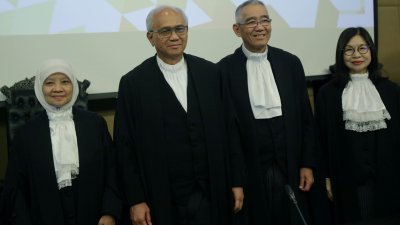 扎哈拉（左）周二在布城司法官，在阿末玛阿洛（左2起）、 黄达华和徐玉艳见证下宣誓就职西马大法官。（摄影：骆曼）