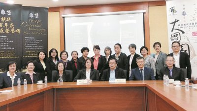 温佩玓（左4起）与骆南辉等人，希望槟华校友能主动与庆委会联络，参加世纪大团圆。