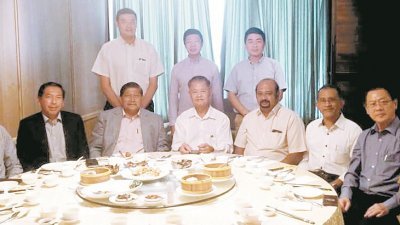 刘瑞裕（坐者左4）宣布将成立工委会集思广益。左起为吴玉仁、阿米努丁、慕尤丁、拉威、阿都卡迪尔、姚添进及李志明。后排左起为林时文、刘宏杰及陈环球。