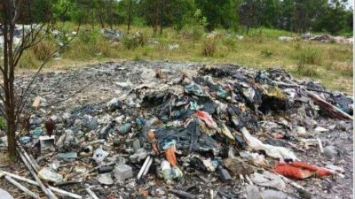 百万镇培华二小附近路段出现非法垃圾场，当地居民控诉影响健康和环境。