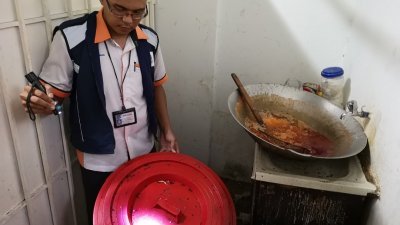 卫生局官员发现孟加拉餐厅的环境卫生恶劣，桶子及锅内都是老鼠屎。