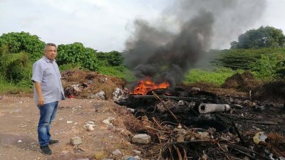 柯金胜巡视非法焚烧废弃轮胎的荒废地，发现非法露天焚烧的情况持续发生。