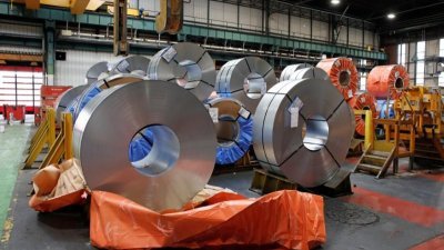 欧盟周四开始对部分进口钢铁产品实施临时保障措施，以防美国关税举措导致其他国家的钢铁产品转售至欧盟市场。这是雷诺车辆制造商，位于法国巴黎的工厂存放的钢卷。
