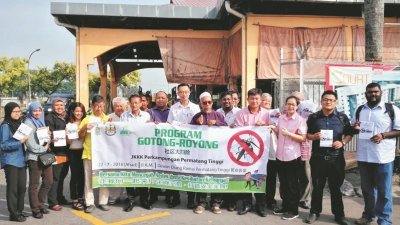 李凯伦（左9）率领市局官员、村长等视察峇冬丁宜新村民生问题，并呼吁村民本周日共同参与大扫除。