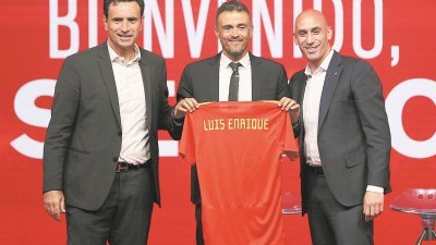 在西班牙足总会长鲁维亚莱斯（右）与足总新任体育主管莫利纳（左）的陪同下，西班牙国家队主帅恩里克准时亮相发布会现场。