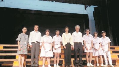 黄慧珠（左起）、王志明、刘东源（左5起）及童星存，颁发中国大使助学金给受惠学生。