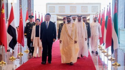 习近平为29年以来，首位到访阿联酋的中国国家主席。图为习近平和夫人彭丽媛周四在阿联酋副总统兼总理穆罕默德，阿布扎比王储穆罕默德陪同下前往检阅大厅。
