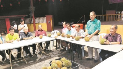 郑辉冠（右2）出席居銮果农公会举办的水果品尝大会，鼓励小园主转型开发农业旅游。