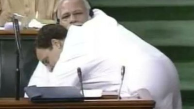 印度反对党党魁拉胡尔在发言抨击莫迪后，突然上前拥抱莫迪。