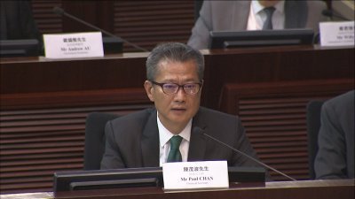 香港财政司司长陈茂波周五在立法会联席会议上，讨论中美贸易战对香港经济的影响。