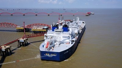 俄罗斯一艘载有液化天然气的货船，停泊在中国江苏省的如东液化天然气接收站。