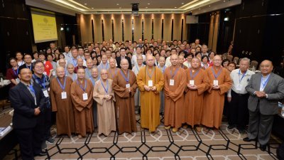 大马22个佛教团体的代表，马来西亚清流论坛开始前，进行合照。（摄影：曾钲勤）