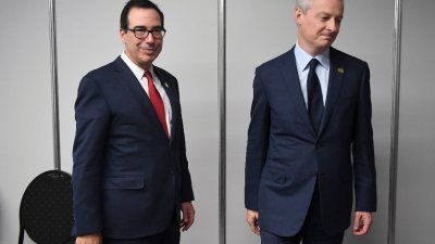 法国财政与经济部长勒梅尔（右）与美国财长姆努钦，周六出席在阿根廷首都布宜诺斯艾利斯举行的G20财长会议，并趁此举行双边会谈。-法新社-