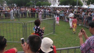 基于无法在草场中间设立大型舞台，主办单位只设立两圈围栏让表演者跳舞，但民众已不像往年般可参与其中一起跳舞，只能在旁观看。