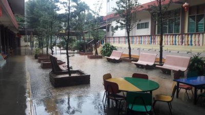所幸雨势及时停止，利民达华小二校课室避过水劫。