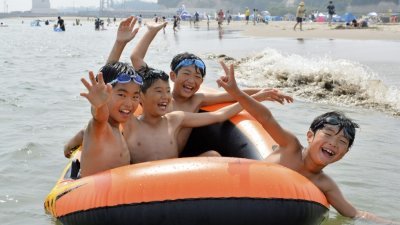经过7年的重建，2011年因核灾关闭的福岛县相马市的海水浴场重开，当地小孩在海边开心戏水。