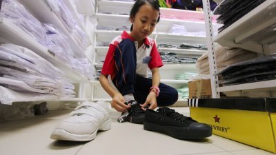 “2019年学生改穿黑校鞋”措施引起家长关注，市场对这项新措施有赞有弹。
