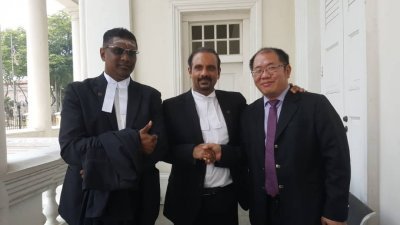 蓝卡巴星（左2起）恭贺黄伟益，获高庭宣判煽动罪维持之前高庭无罪释放的判决。左为雷尔。