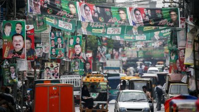 巴基斯坦周三将迎来国会选举，拉瓦尔品第的大街上，随处可见印有政党候选人头像的横幅及旗帜，其色彩鲜明的色调令人眼花缭乱。