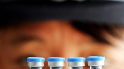 中国包括上海、河南、海南、重庆、山东、山西、广西、河北8个省市在内的疾控中心，已停用长春长生狂犬病疫苗。这是在广西壮族自治区融安县一家医院，正在检查库存的狂犬病疫苗。