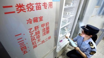 吉林长春长生生物科技公司问题疫苗流向，引发中国社会恐慌。这是广西壮族自治区融安县一名质检官员，周一在医院内检查库存疫苗。