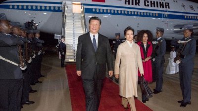 中国国家主席习近平周一抵达比勒陀利亚，开始对南非进行国是访问。习近平和夫人彭丽媛在机场，受到南非外长西苏鲁等政府高官迎接。