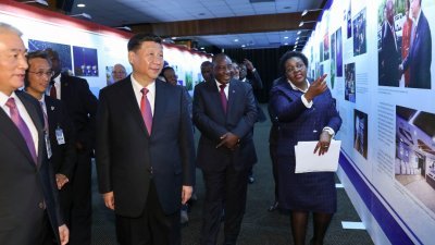 中国国家主席习近平和南非总统拉马福萨，周二在比勒陀利亚出席中南科学家高级别对话会开幕式。这是开幕式前，两人共同参观中南科技创新合作成果图片展。