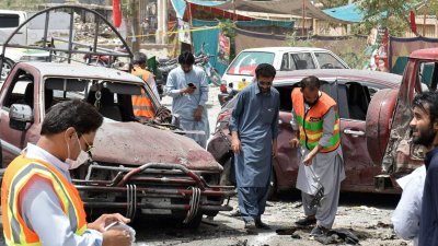 巴基斯坦俾路支省奎达市一个选举投票站附近，周三上午发生自杀式炸弹袭击，造成严重伤亡。事发后，安全人员在现场进行调查工作。