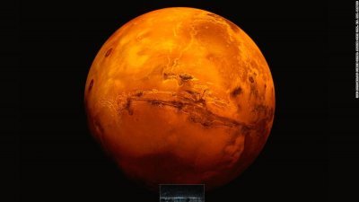 以意大利为首的国际天文学家团队周三宣布，首次在火星发现一个大型的地下湖，令火星存在更多水甚至生命的机会大增。图为美国太空总署在2003年8月26日透过哈勃太空望远镜，火星最接近地球前11小时拍摄了火星快照。