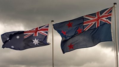 澳洲国旗（左）、纽西兰国旗（右）