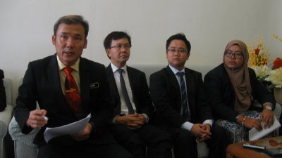 尤端祥（左起）在槟岛市议员魏祥敬、王宇航和诺扎丽娜陪同下，在记者会上讲解设立鸡只分销中心的原因。