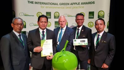 纳兹里（左2）率领众居銮市议会官员前往伦敦领取“2018年青苹果铜奖”（环境建设与建筑遗产）。左3为国际绿色组织创办人罗杰。