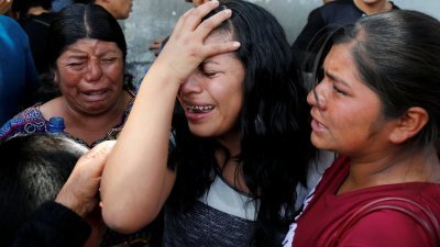 危地马拉移民坦布里兹和女儿在美国被分离，她未能与女儿团聚，就被遣返回国。她周四抵达危地马拉后，想起仍留在美国的女儿，伤心痛哭。